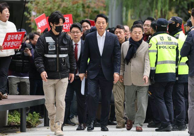 ▲오세훈 서울시장이 8일 '여론조사비 대납 의혹'을 수사하는 민중기 특별검사팀의 사무실이 마련된 서울 KT광화문빌딩 웨스트에 조사를 받기 위해 출석하고 있다. ⓒ연합뉴스