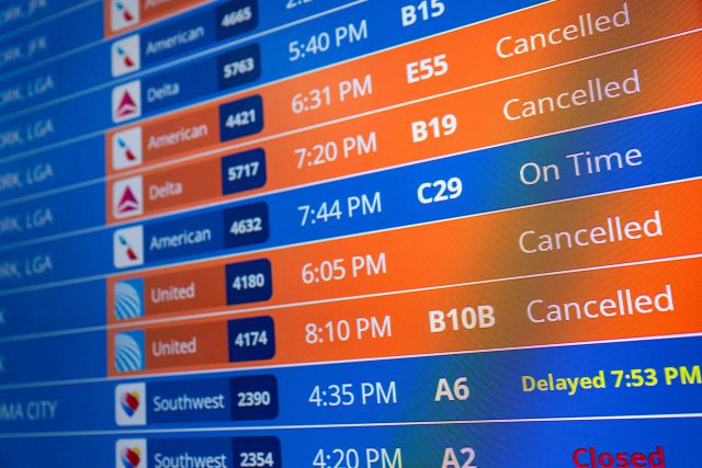 ▲9일(현지시간) 미국 버지니아주 알링턴에 있는 로널드 레이건 워싱턴 공항의 운항 안내 전광판에 여러 항공편의 결항 및 지연 안내가 표시돼 있다. ⓒ로이터=연합뉴스