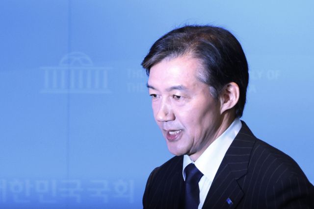 ▲조국혁신당 조국 비상대책위원장이 10일 서울 여의도 국회 소통관에서 당대표 출마 기자회견을 마친 뒤 이동하고 있다.2025.11.10ⓒ연합뉴스