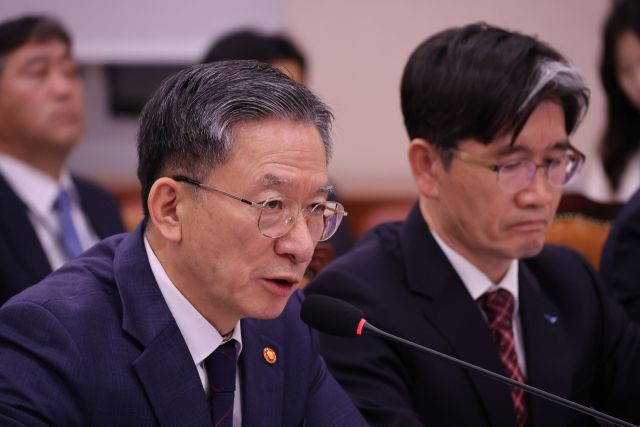 ▲정성호 법무부 장관이 12일 서울 여의도 국회에서 열린 법제사법위원회 전체회의에서 질의에 답하고 있다. ⓒ연합뉴스