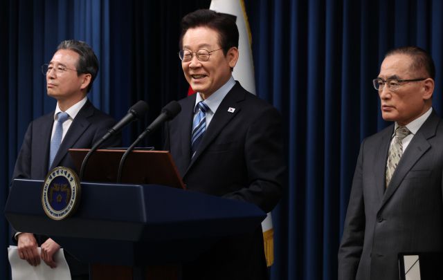 ▲이재명 대통령이 14일 서울 용산 대통령실에서 한미 관세·안보 협상 '조인트 팩트시트'(공동 설명자료) 최종 합의를 발표하고 있다. 왼쪽부터 김용범 정책실장, 이 대통령, 위성락 국가안보실장. ⓒ연합뉴스