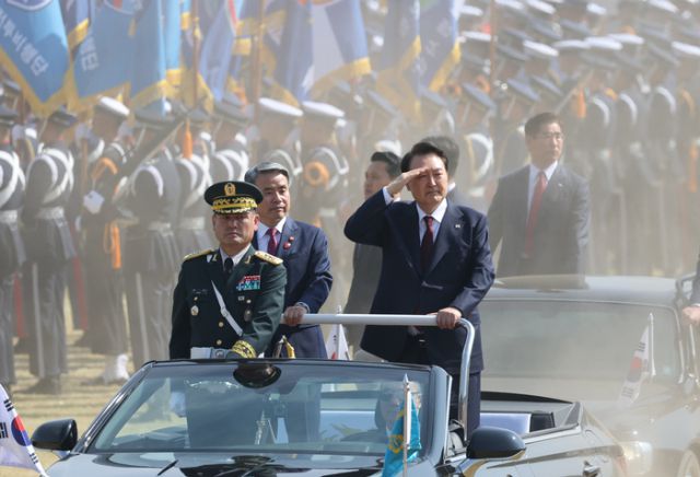 ▲윤석열 대통령이 2022년 10월 1일 오전 충남 계룡대 대연병장에서 열린 건군 '제74주년 국군의 날' 기념식에서 열병하며 거수경례를 하고 있다. ⓒ연합뉴스