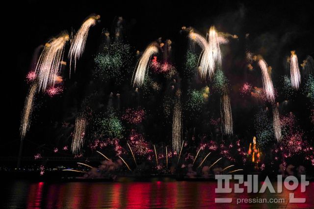 ▲15일 오후 부산 광안리해수욕장 앞바다를 배경으로 붓으로 그린듯한 불꽃이 펼쳐지고 있다.ⓒ프레시안(강지원)