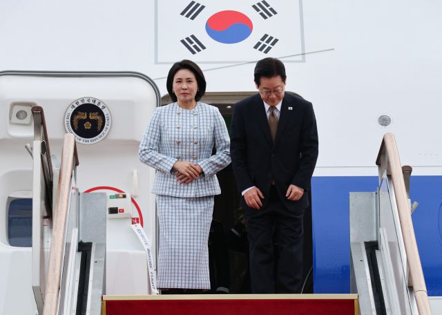 ▲주요 20개국(G20) 정상회의 참석을 계기로 UAE·이집트·튀르키예 등 4개국 순방에 나서는 이재명 대통령과 김혜경 여사가 17일 성남 서울공항에서 공군 1호기에 올라 인사하고 있다. ⓒ연합뉴스