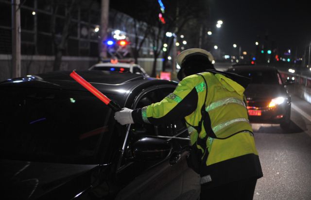 ▲음주단속을 실시 중인 경찰. (자료사진) ⓒ프레시안 DB