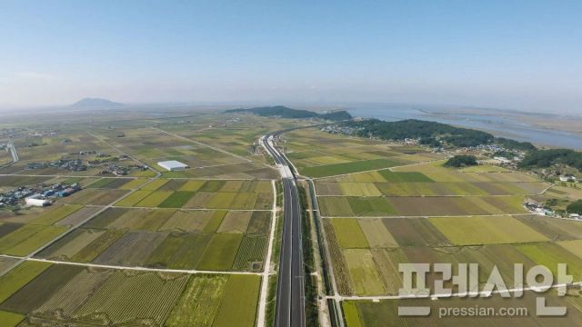 ▲새만금 방조제 인근을 통과하는 새만금~전주 고속도로 구간. 개통으로 전주까지 이동시간이 33분대로 단축된다. ⓒ전북도