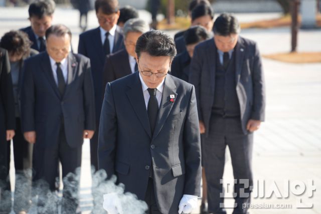 ▲김민석 국무총리가 26일 국립 5·18 민주묘지를 참배했다.2025.11.26ⓒ프레시안(김보현)