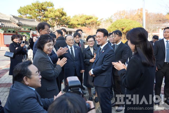 ▲26일 국립 5·18 민주묘지를 찾은 김민석 총리가 참배후 유족과 대화하고 있다.2025.11.26ⓒ프레시안(김보현)ⓒ