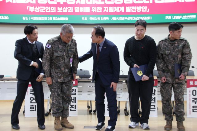 ▲ 이날 행사에서는 군 복무 중 부상을 이겨내고 사회공헌 활동에 앞장서 온 전숭보·추연희·전연수 청년에게 ‘나라사랑청년상’이 수여됐으며, 국군 장병 권익 향상에 기여한 나형윤·이태희·김종민·임병찬 씨에게 국회의원 표창이 전달됐다. ⓒ 임종득의원실(사진제공)