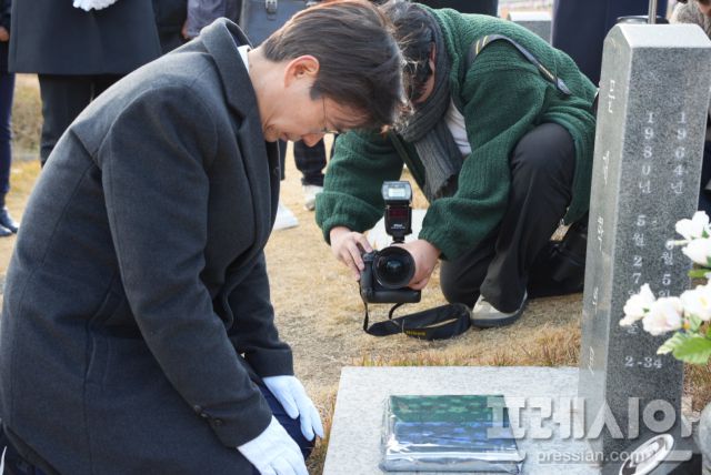 ▲조경태 국민의힘 국회의원이 3일 광주 북구 운정동 5·18민주묘지의 '소년의 온다'의 주인공 동호의 모델이 된 문재학 열사의 묘역 앞에서 무릎을 꿇고 사죄하고 있다.2025.12.03ⓒ프레시안(김보현)