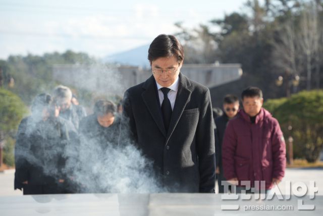 ▲3일 광주 북구 운정동 5·18민주묘지 추모탑 앞에서 분향을 마친 조경태 국민의힘 국회의원이 묵념하고 있다.2025.12.03ⓒ프레시안(김보현)