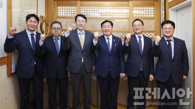 ▲ 김관영 전북도지사와 삼성 관계자들이 4일 청년지원 협력 방안을 논의한 뒤 기념촬영을 하고 있다. ⓒ전북도