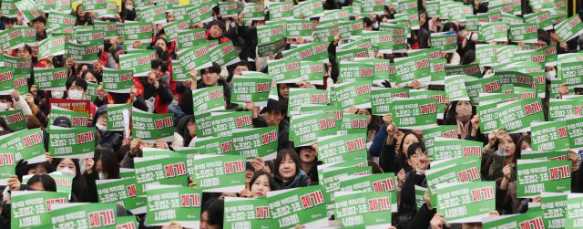 ▲공공운수노조 조합원들이 29일 서울 용산 대통령실 인근에서 열린 '공공운수노조 총력투쟁 결의대회'에서 노정 교섭 법제화, 노조법 2·3조 시행령 폐기 등을 촉구하고 있다. ⓒ연합뉴스