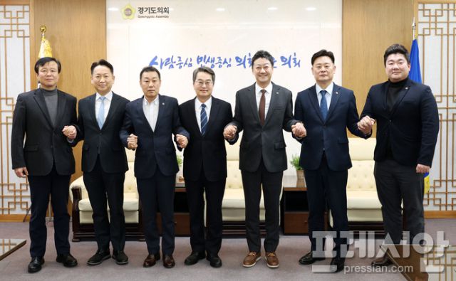 ▲김동연 경기도지사와 김진경 경기도의회 의장 및 도의회 양당이 5일 의장실에서 만나 회동을 가졌다. ⓒ경기도의회