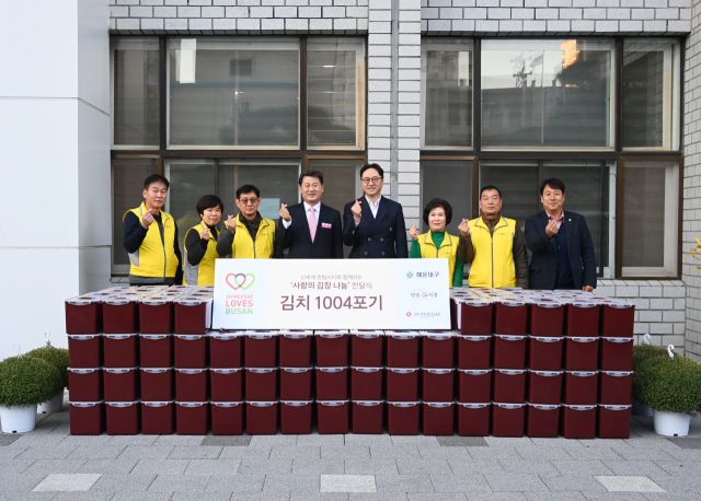 ▲신세계 센텀시티는 지난 3일 해운대구와 함께 지역사회 겨울나기 지원을 위한 '사랑의 김장 나눔' 행사를 진행했다. ⓒ신세계