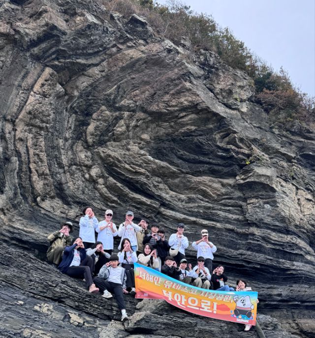 ▲전북 부안군이 ‘지오 커뮤니티’ 기반 지질관광 모델 구축 본격화하기 위한 '위도 지질투어(대월습곡)'를 진행하고 있다. ⓒ