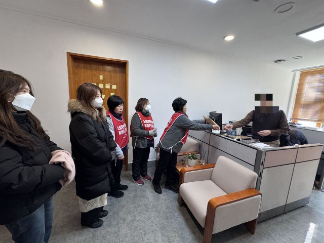 ▲기자회견을 마치고 노조 측은 서울여대 총장 비서실에 태가BM 퇴출 요구 서명 운동 결과를 전달했다. 비서실 관계자는 서명운동 결과를 총장에게 전달해 달라는 부탁에 답변하지 않았다.ⓒ민주노총 공공운수노조