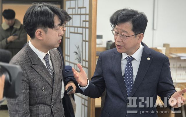 ▲안 의원이 전주완주 통합 관련 추가 설명을 하고 있다. ⓒ프레시안(김하늘)