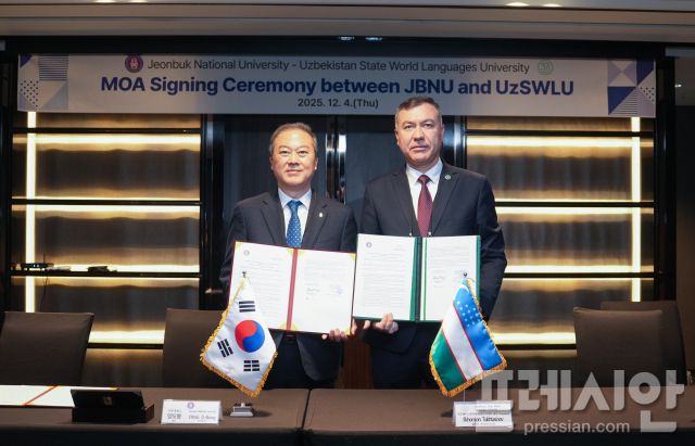 ▲ 양오봉 전북대 총장과 일험존 투크타시노프 우즈벡 세계언어대학 총장이 4일 서울에서 열린 MOA 체결식에서 복수학위제 도입을 포함한 국제교류 협력 합의각서를 들고 기념촬영하고 있다. ⓒ전북대