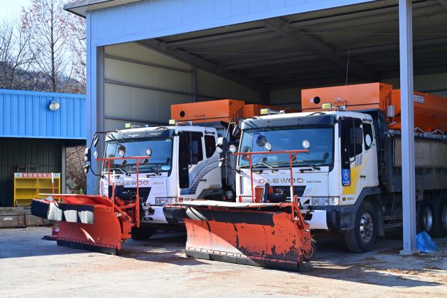 ▲제설 장비인 15톤 덤프트럭이 점검을 마치 대기하고 있다. ⓒ청송군청