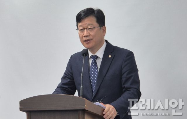 ▲안호영 국회의원이 5일 전주시청 브리핑룸에서 지가회견을 열고 있다. ⓒ프레시안(김하늘)