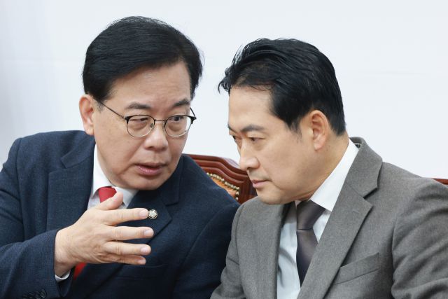 ▲국민의힘 장동혁 대표(오른쪽)와 송언석 원내대표가 4일 국회에서 열린 최고위원회의에서 대화하고 있다. ⓒ연합뉴스