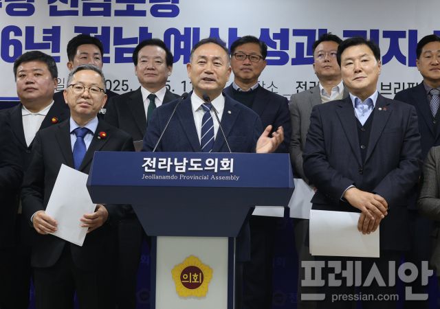 ▲5일 오전 11시 전남도의회 브리핑룸에서 민주당 전남도당이 마련한 '전남 2026년 국비 첫 10조원 돌파'에 따른 성과 보고 기자회견에서 김원이 도당위원장이 김문수, 조계원 의원 등과 성과를 발표하고 있다.2025.12.05ⓒ프레시안(박아론)