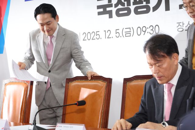 ▲원조 친윤(친윤석열)으로 불렸던 국민의힘 3선 중진인 윤한홍 의원이 5일 서울 여의도 국회에서 열린 '혼용무도(昏庸無道) 이재명 정권 6개월 국정평가 회의'에서 굳은 표정으로 앉아 있다. ⓒ연합뉴스