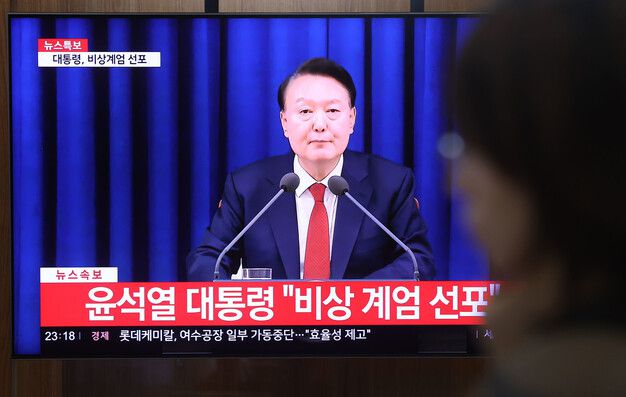 ▲윤석열 전 대통령이 비상계엄을 선포하는 모습을 TV 생중계로 한 시민이 시청하고 있다. ⓒ연합뉴스