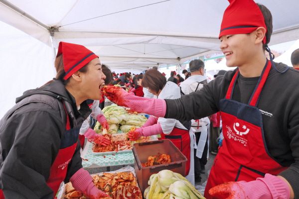▲2025년 임실 아삭아삭 김장페스티벌이 7억 3천만원의 매출을 기록하며 10년래 최고 매출을 올렸다. 김장페스티벌에 참가한 가족이 김장을 담가 입에 넣어주고 있다. ⓒ임실군