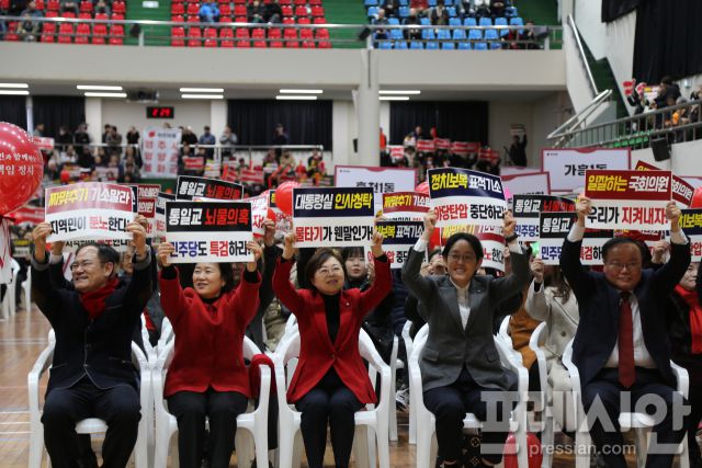 ▲국민의 힘 영주시,영양군,봉화군 당원협의회 당원송년회에 참석한 김정재의원(포항북)·조지연의원(경산)· 김재원 최고위원 등이 이재명정부의 야당탄압과 민주주의파괴 등을 규탄하고 있다. ⓒ 프레시안(최홍식)