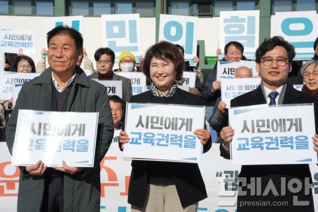 ▲왼쪽부터 김용태 전 노무현시민학교장, 오경미 전 시교육청 교육국장, 정성홍 전 전교조 광주지부장이 8일 광주 동구 5·18민주광장 상무관 앞에서 열린 광주민주진보시민교육감후보 시민공천위원회 출범 기자회견에서 발언하고 있다.2025.12.08ⓒ프레시안(김보현)