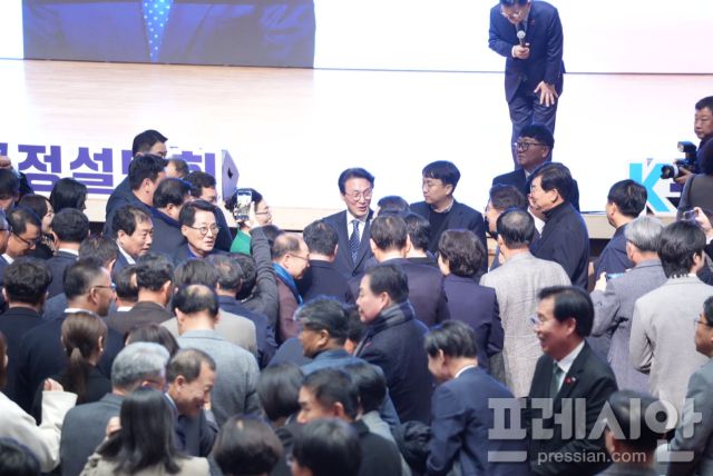 ▲20일 전남도청 김대중 강당에서 열린 'K-국정설명회'가 끝나고 김민석 국무총리와 기념사진을 찍으려는 인파가 몰리고 있다.2025.12.20ⓒ프레시안(김보현)