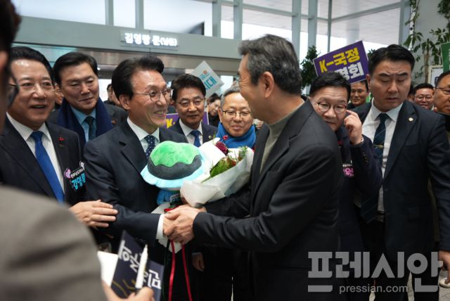 ▲20일 오후 전남도청에 도착한 김민석 총리가 5·18 당시 옛 전남도청 현판 복원 기둥을 살핀 후 도청에 들어서자 사인요청과 선물세례 등 도민들의 열렬한 환영을 받았다.2025.12.20ⓒ프레시안(김보현)