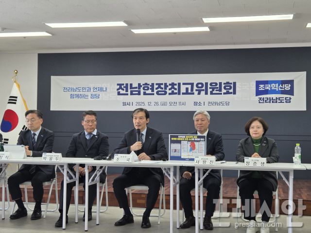 ▲26일 조국혁신당 전남도당에서 열린 최고위원회의에서 발언 중인 조국 대표. 그는 이 자리에서 중대선거구제 확대를 시사하며 당 운영 계획을 밝혔다.2025.12.26ⓒ프레시안(박아론)