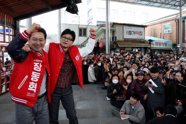 ▲지난해 3월 총선을 앞둔 시점, 국민의힘 장동혁 대표와 한동훈 전 대표가 충남 보령 중앙시장에서 유세하고 있다. 한 전 대표는 당시 당 비대위원장, 장 대표는 이 지역구 국회의원 후보였다. ⓒ연합뉴스