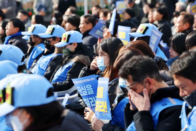 ▲27일 오후 광주 동구 5·18 민주광장에서 열린 12·29 제주항공 여객기 참사 1주기 광주·전남 추모대회에서 유가족이 눈물을 흘리고 있다. 2025.12.27ⓒ연합뉴스