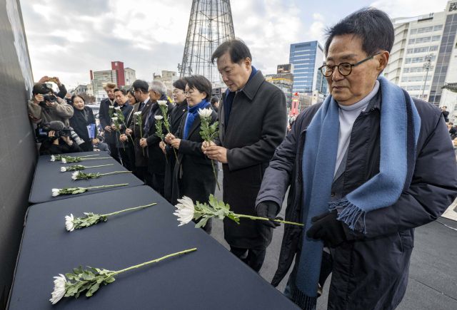 ▲27일 광주 동구 5·18 민주광장에서 열린 12·29 제주항공 여객기 참사 1주기 광주·전남 추모대회에서 지역 국회의원들이 헌화하고 있다. 2025.12.27ⓒ연합뉴스