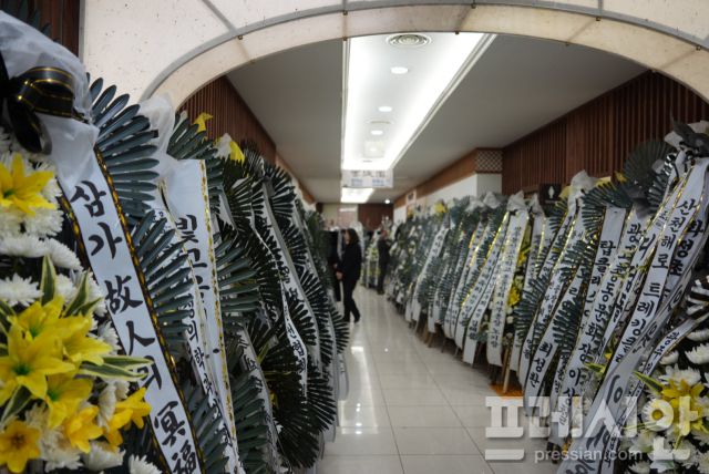 ▲29일 오후 안성례 여사의 빈소가 마련된 광주 서구 천지장례식장 입구에 조화가 늘어서 있다.2025.12.29ⓒ프레시안(김보현)