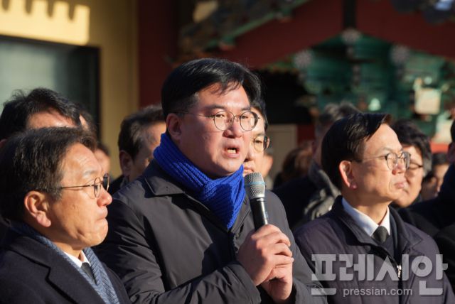 ▲2일 광주 북구 운정동 국립5·18민주묘지 민주의 문 앞에서 정준호 민주당 국회의원(광주 북구을)이 향후 통합 특별법에 대한 국회 일정을 설명하고 있다.2026.01.02ⓒ프레시안(김보현)