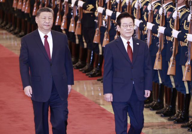 ▲이재명 대통령과 시진핑 중국 국가주석이 5일 베이징 인민대회당에서 열린 이 대통령 공식환영식에서 의장대를 사열하고 있다. ⓒ연합뉴스