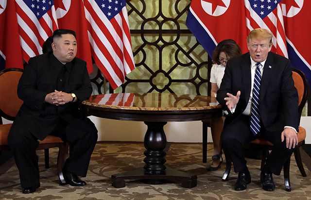 ▲ 2019년 2월 28일(현지 시각) 도널드 트럼프(오른쪽) 대통령과 김정은 북한 국무위원장이 베트남 수도 하노이에 위치한 메트로폴 호텔에서 단독회담을 하기 전 기자들과 만나 모두발언을 하고 있다. ⓒAP=연합뉴스