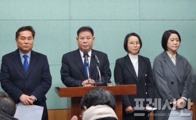 ▲정도상 조국혁신당 전북도당위원장이 12일 전북도의회 브리핑룸에서 열린 기자회견에서 조국 대표의 군산 출마설과 관련한 질의에 답하고 있다. ⓒ프레시안(양승수)