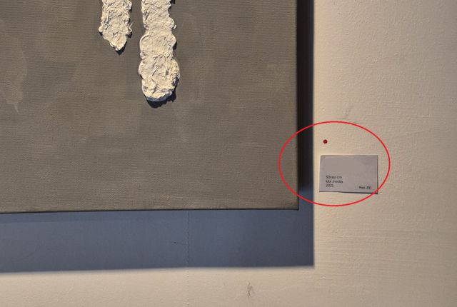 ▲판매가 완료된 작품에 빨간 스티커가 부착돼 있다. ⓒ프레시안