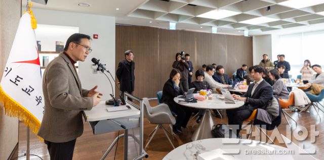 ▲임태희 경기도교육감이 14일 경기도교육청 출입기자단과의 간담회를 갖고 경기교육현안에 대한 의견을 나누고 있다. ⓒ경기도교육청