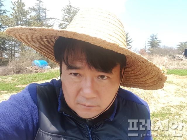 ▲ 시인은 본보와의 인터뷰를 통해 "상실의 아픔과 기억은 당사자들에게는 끝없는 여정이지만 타인에게는 그들이 정한 슬픔의 유통 기한이 존재한다"며 "지나온 과정 들킨 듯 쑥스럽지만, 제가 온 길 위에서 아직도 힘겹게 겪고 있는 분들에게 조금이나마 위로와 치유의 방법을 전하고자 용기를 내어 졸작이나마 내놓았다"고 솔직한 심정을 밝혔다. ⓒ 프레시안(최홍식)