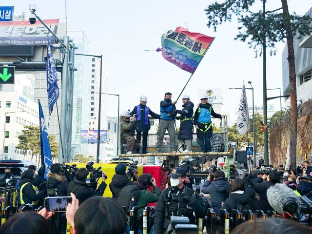 ▲고진수 세종호텔지부장이 336일 만에 고공농성을 해제하고 땅으로 내려왔다. ⓒ녹색당