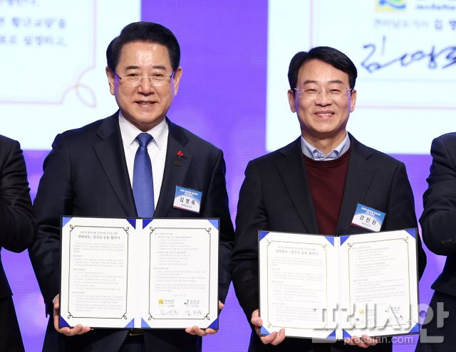 ▲김영록 전라남도지사가 지난 7일 강진아트홀에서 강진군과 '강진만 횡단교량 건설사업'을 신속하게 추진하기 위한 공동 협약을 하고 있다. ⓒ강진군