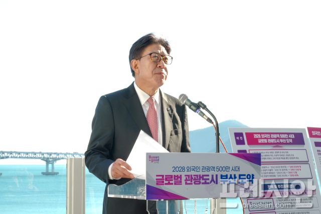 ▲지난해 12월 부산 광안대교를 배경으로 부산 외국인 관광객 500만명 목표를 발표하고 있는 박형준 부산시장.ⓒ프레시안(강지원)