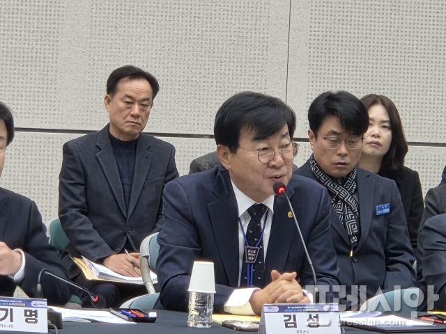 ▲16일 도시군 상생협력간담회에서 발언하는 김성 장흥군수2026.1.16ⓒ프레시안(박아론)